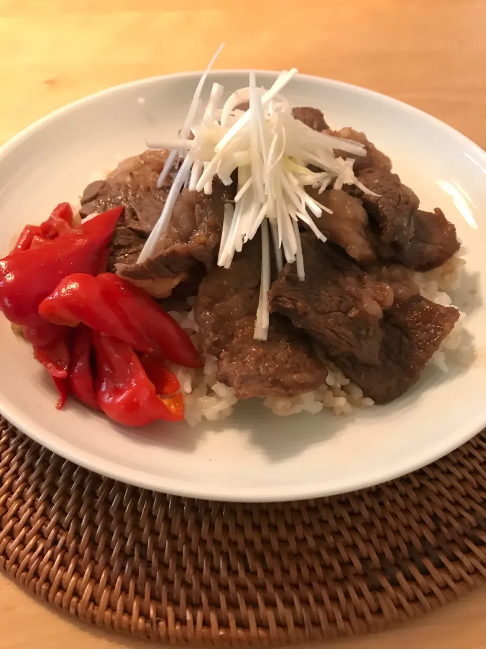 牛肩ロースで焼肉丼ランチ|こまおさん