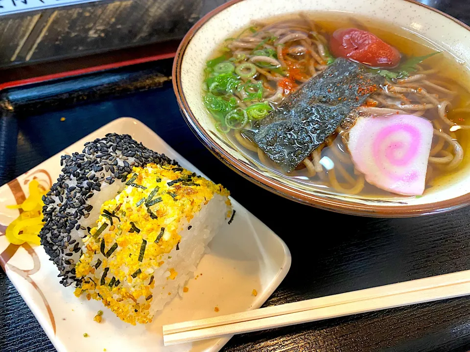 梅干し蕎麦🍜とおにぎり🍙|にゃあ（芸名）さん