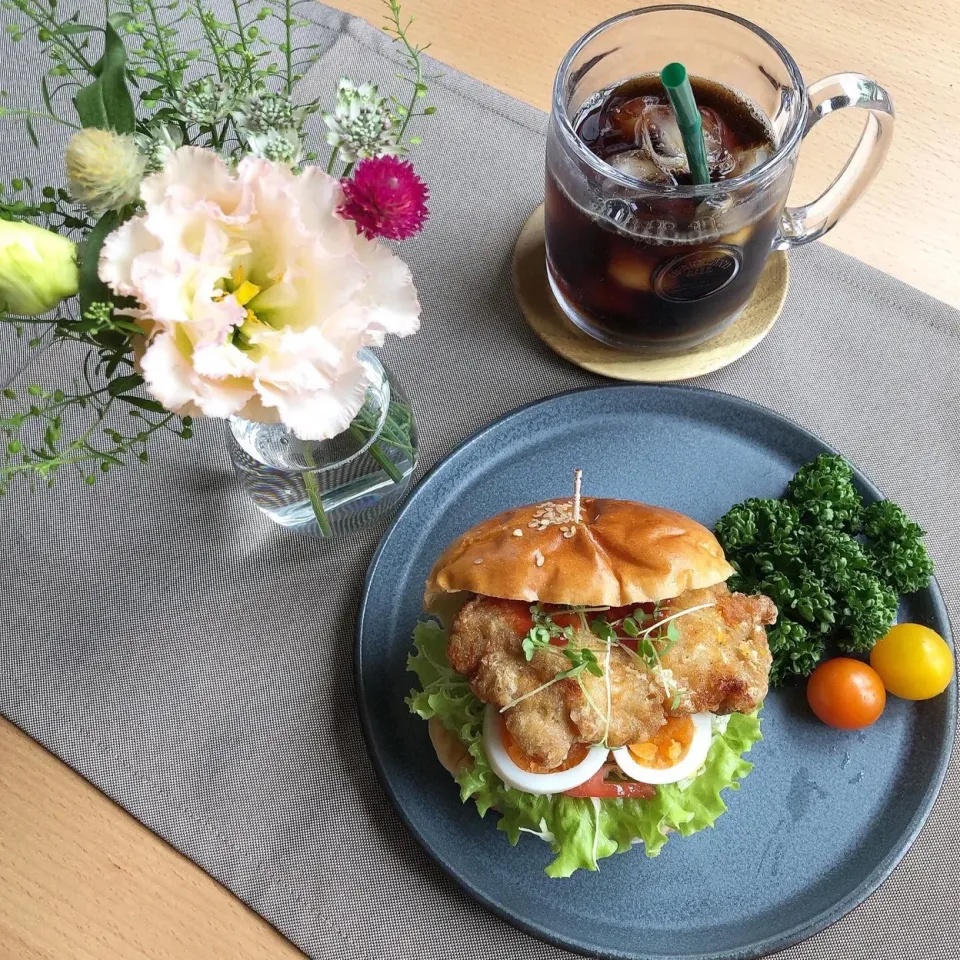 Snapdishの料理写真:9/25❤︎チキンの竜田揚げ&半熟たまごバーガー🍔
・
#お昼ごはん #ランチ #おうちごはん #おうちカカフェ|Makinsさん