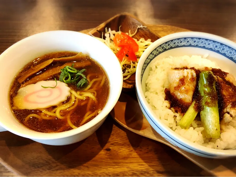 日替わりプレート（中華そば・ミニサラダ・ネギ鶏丼） ¥550|Blue Moon Caféさん