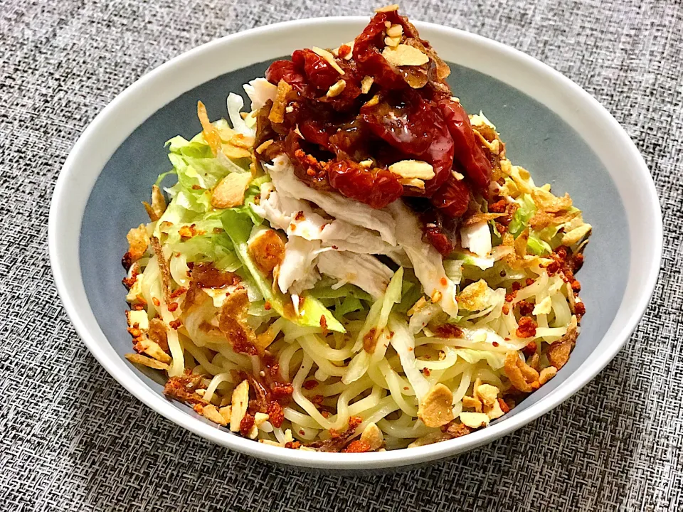 Snapdishの料理写真:手作り食べるトマトラー油と鶏ササミの混ぜそば🍜|てんのすけさん