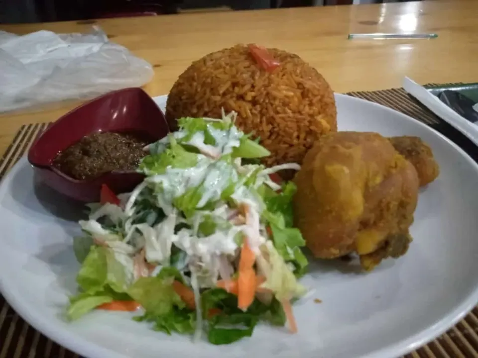 Snapdishの料理写真:jollof rice with Kentucky fried chicken and coleslaw|Isaac Eastwoodさん