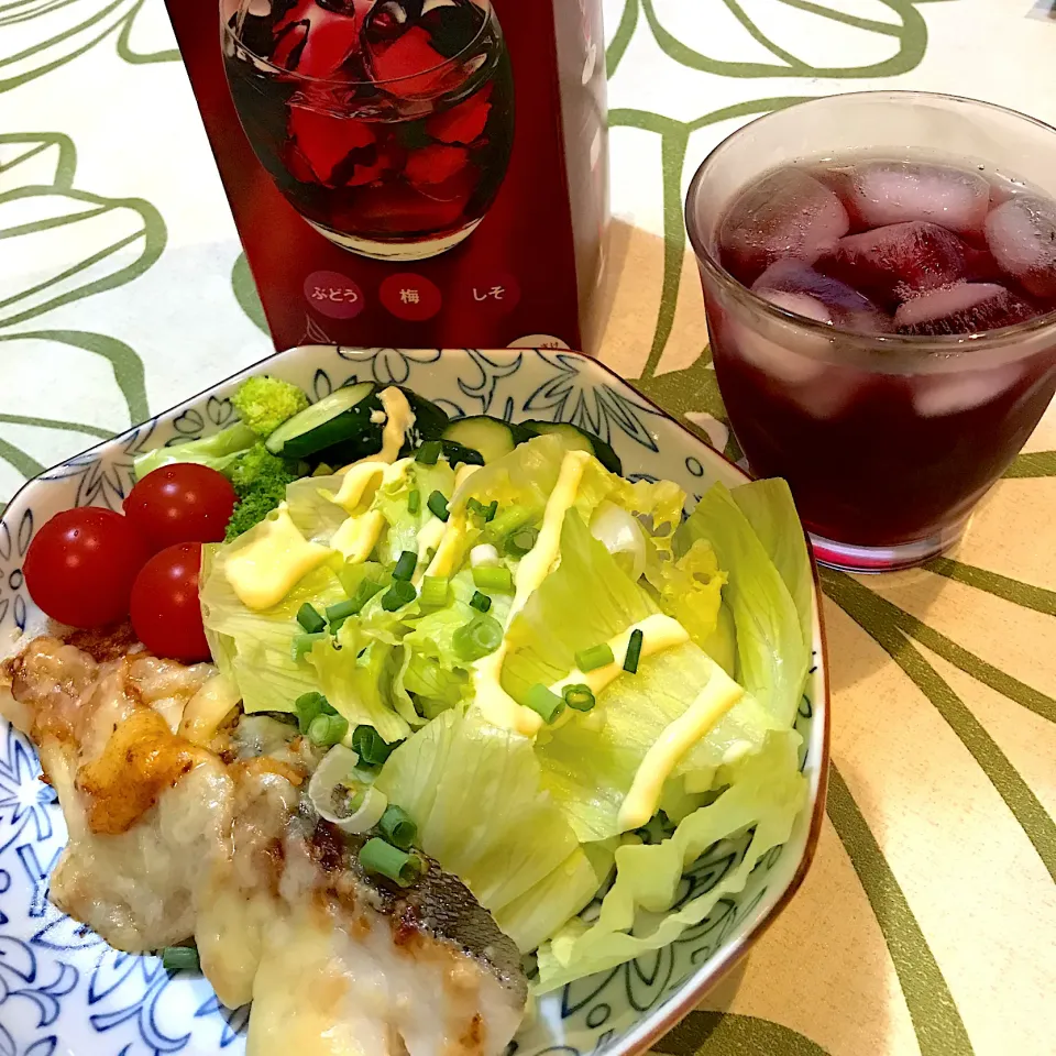 Snapdishの料理写真:塩麹漬けの鱈チーズ焼きと赤梅酒～💕|てるみさん