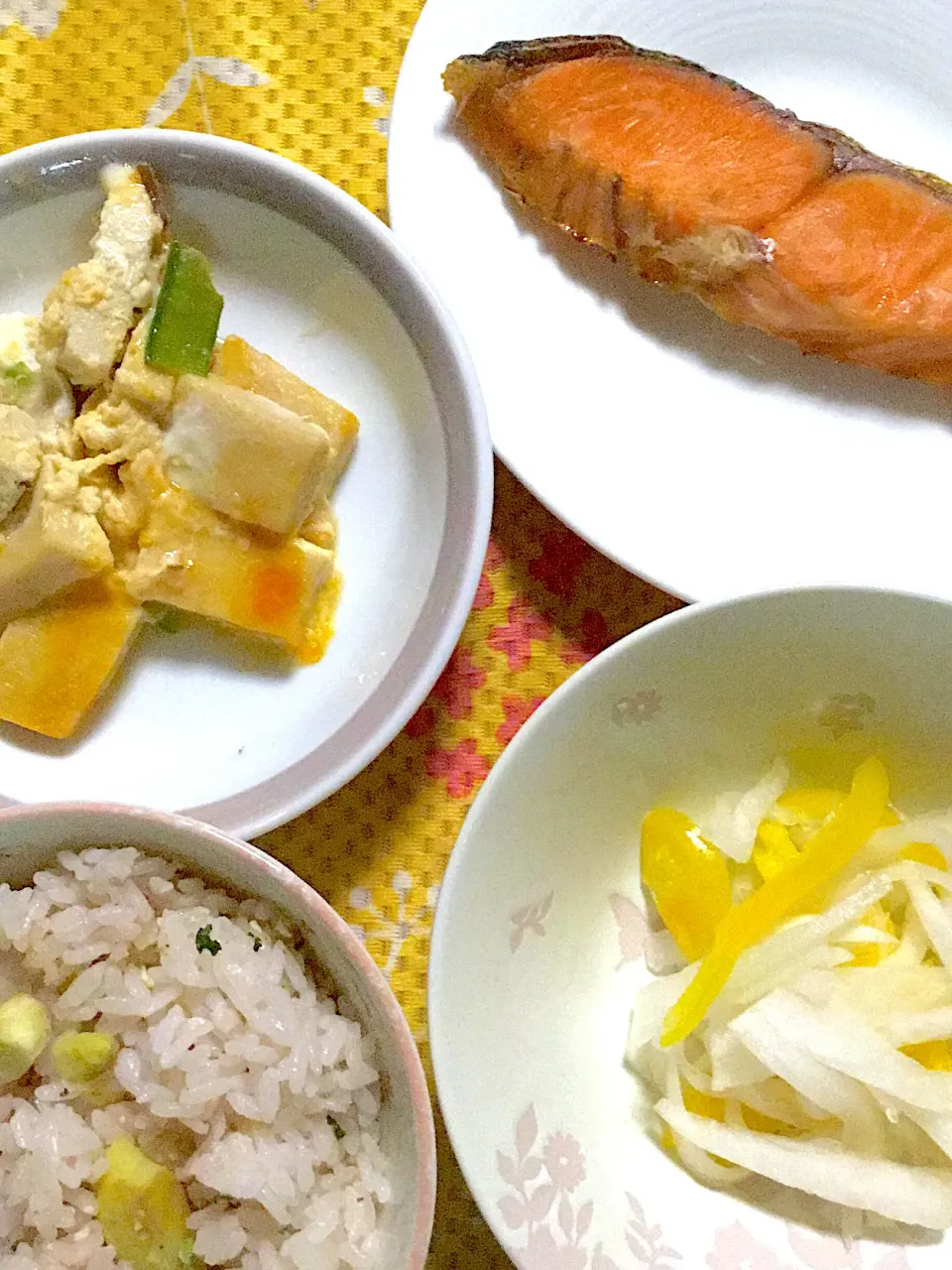 栗混ぜご飯🌰　高野豆腐の玉子とじ　塩鮭　サラダ🥗|掛谷節子さん