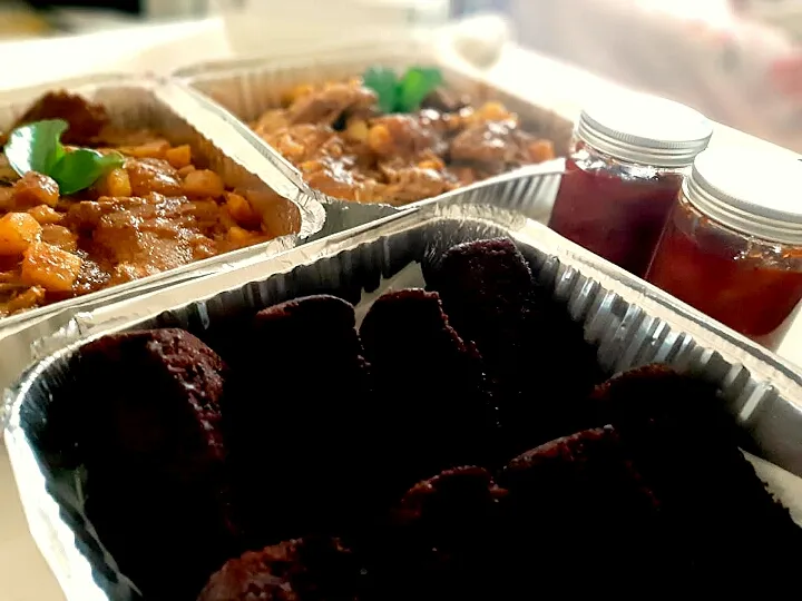 Snapdishの料理写真:today delivery .. chicken rendang, indonesian spicy chilli paste and cocolate cake|Elinaさん