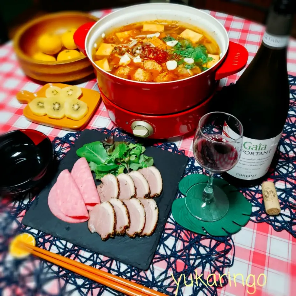 Snapdishの料理写真:美味しいワイン🍷と
鶏団子キムチ鍋🍲|yukaringoさん