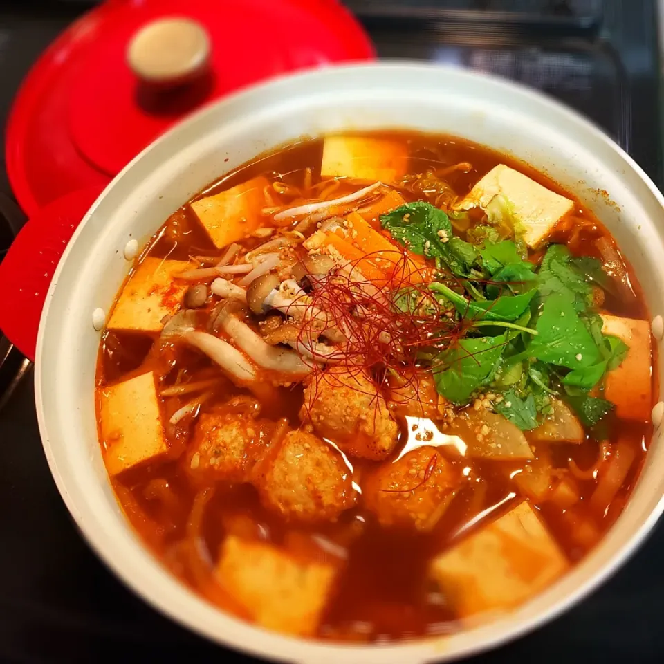 しめじたっぷり🍄
鶏団子キムチ鍋🍲|yukaringoさん