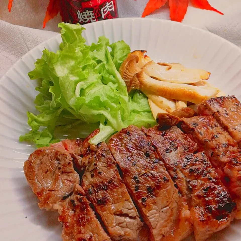 今日は肉の日🥩

通信費より安く柔らかいサーロインステーキ😋🍺カンパーイ🍺|ペンギンさん