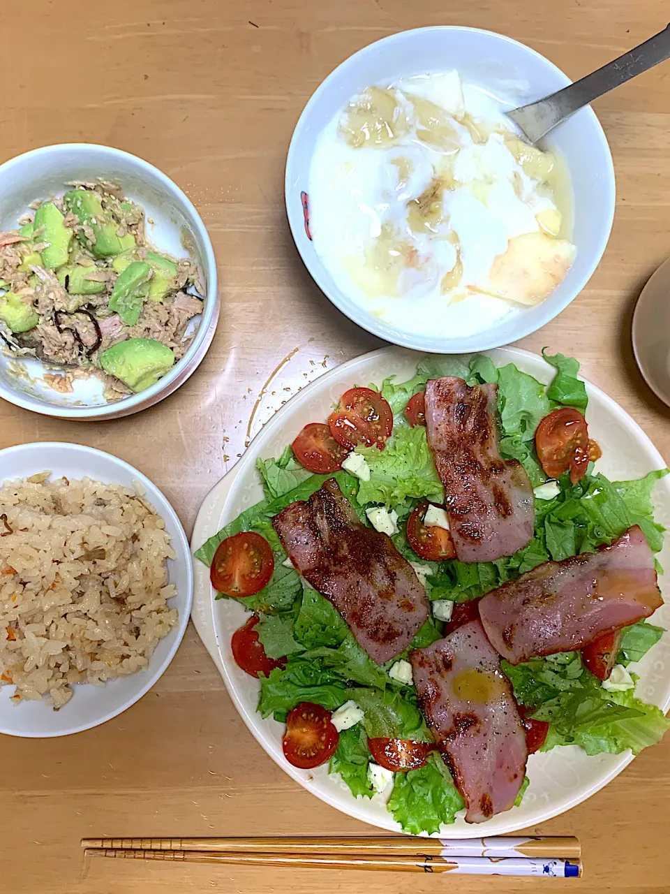 ベーコンサラダと炊き込みご飯、ツナの塩昆布アボカド和え、フルーツヨーグルト|かなさん