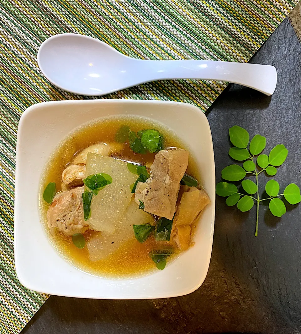 TINOLA ( philippine chicken soup ) with winter melon and moringa leaves|Laarni Nabongさん