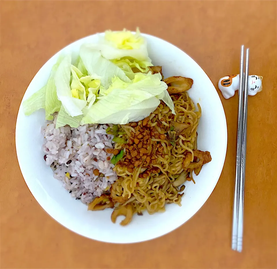 Snapdishの料理写真:Dinner with mix rice, indonesian fried noodles and fresh lettuce|MI 「いどりす」さん