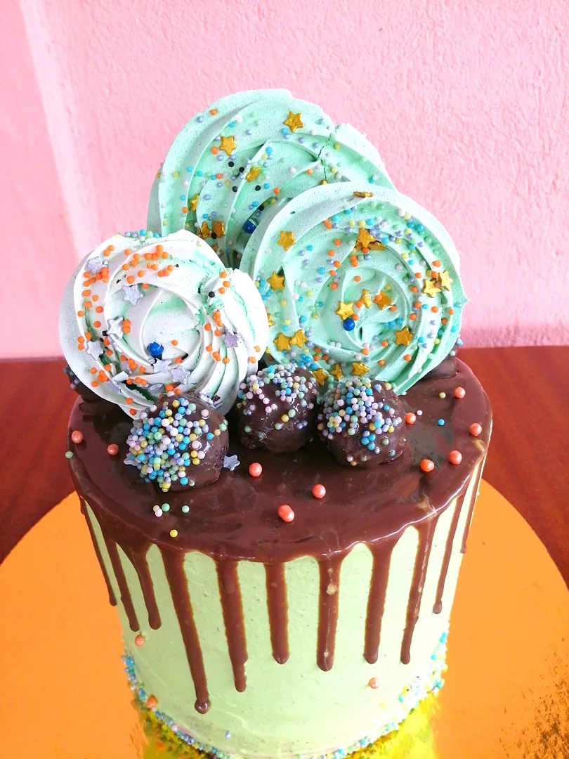 Chocolate drip cake verde limón party.|JorgeR05さん