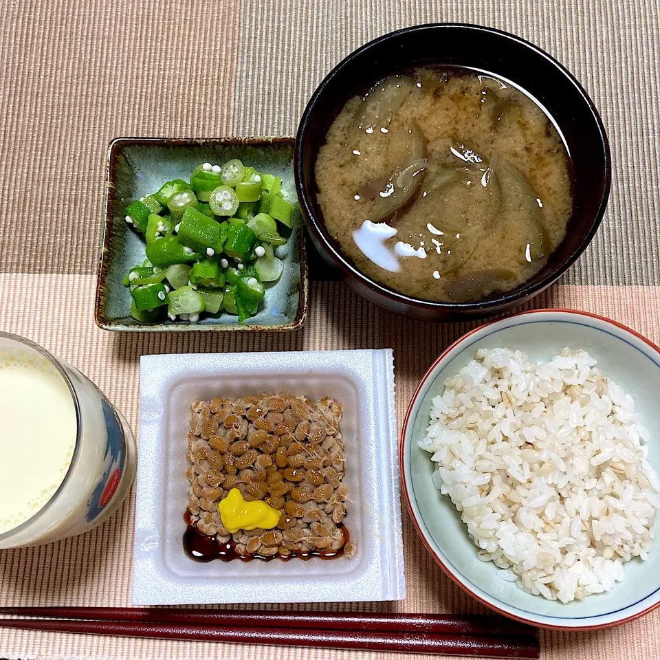 もち麦ご飯でオクラ納豆と味噌汁|akkoさん