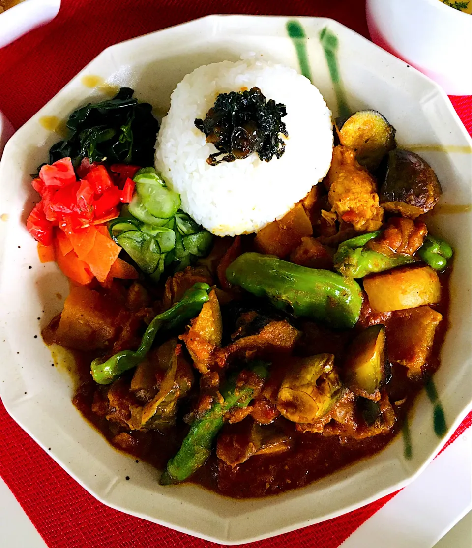 スパイスチキンカレーに大根、茄子🍆、ししとうを入れた夏野菜カレー🍛💪😃❤️|HAMI69さん