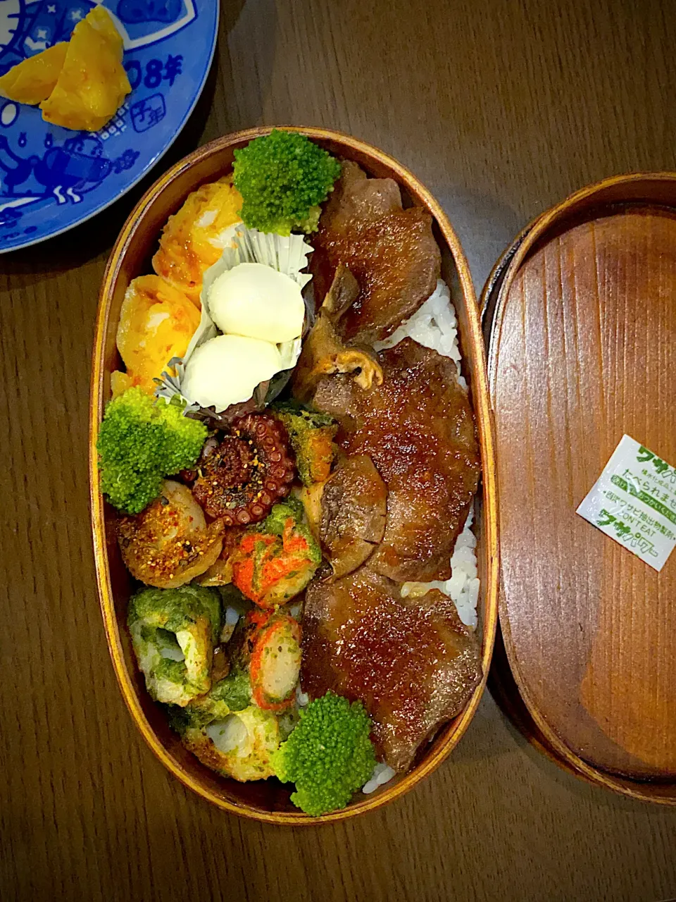 お弁当🍱　牛タン焼き肉　ガーリックフルーツソース　蒸しブロッコリー　干し海老の出し巻き卵　チェリーモッツァレラチーズ　オリーブオイル　岩塩　エリンギソテー　カボチャのロースト　蛸と帆立ソテー　七味唐辛子　鮪フライ　カニかまと竹輪の磯辺揚げ|ch＊K*∀o(^^*)♪さん