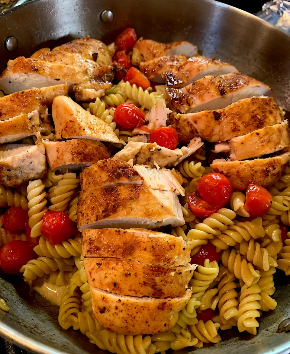 Caprese Chicken Pasta|Alma's Home Kitchenさん