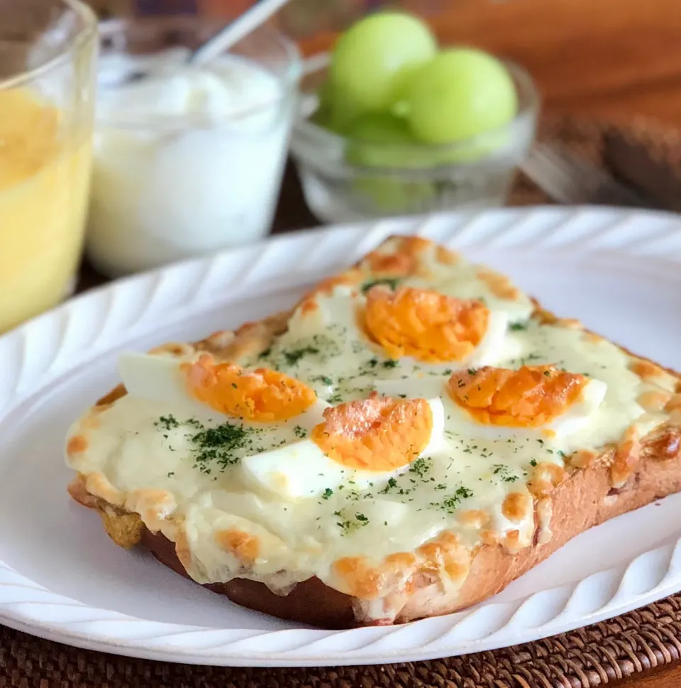 カレーソースの卵チーズトースト　　　　Boiled egg cheese toast with curry sauce|マユマユさん