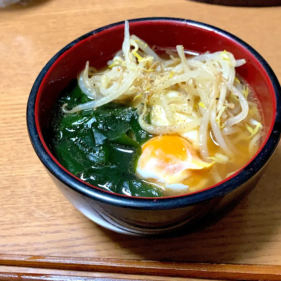 Snapdishの料理写真:醤油ラーメン🍲(半熟卵失敗)|みんみんさん