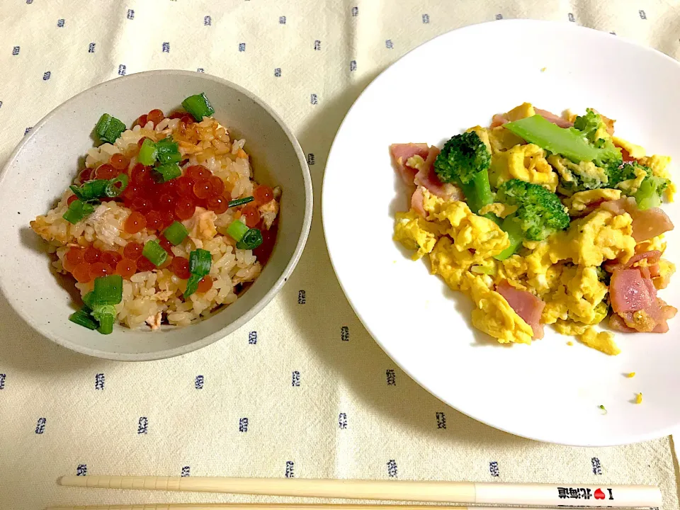 Snapdishの料理写真:鮭はらこ飯&ブロッコリーとベーコンの卵炒め|Accaさん