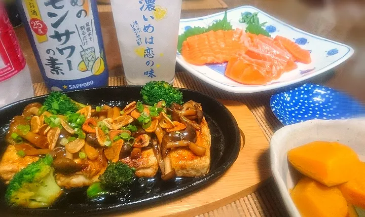 豆腐ステーキ
  ガリバタきのこソース🍄
 カボチャ煮物
 サーモン刺身🐟

  濃いめのレモンサワー🥛かんぱ～い|びせんさん