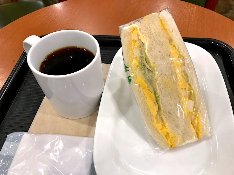 Snapdishの料理写真:タマゴサンド & ブレンドコーヒー|T. Wonderさん