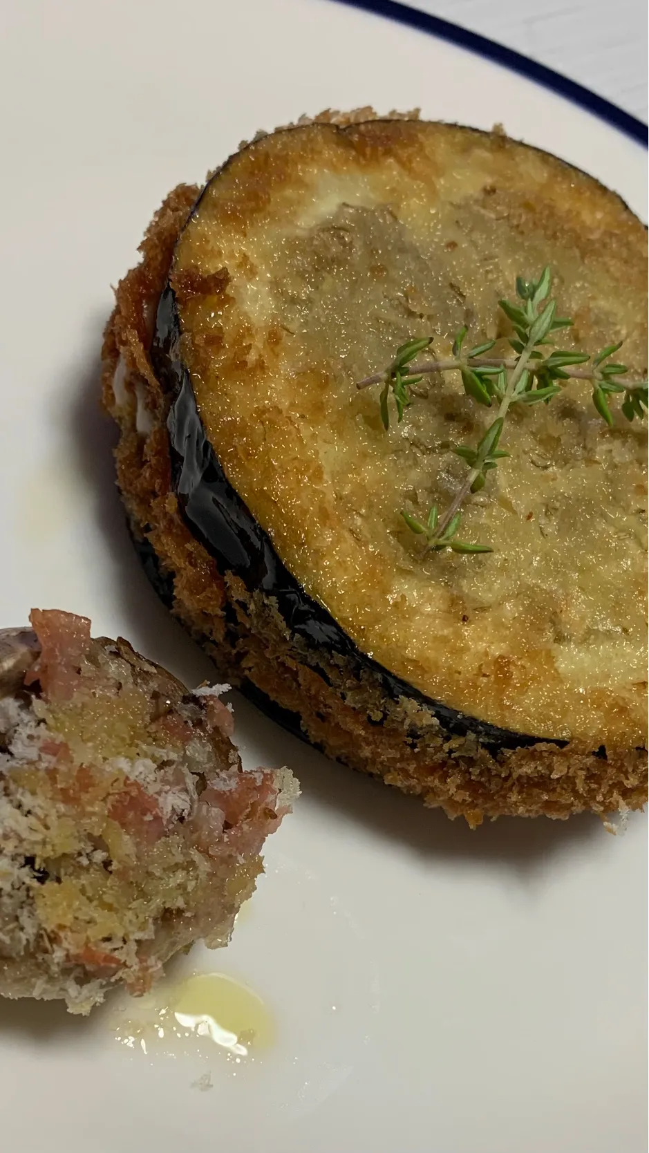 Cotoletta di melanzane.Servito con funghi alla griglia.ナスのコトレッタマッシュルームのグリルを添えて|お家でbar!さん