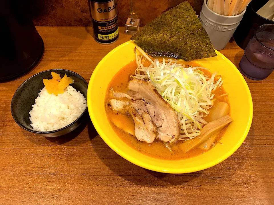 味噌ラーメン[中太麺・もやし増量]+サービス小ライス|しのぶさん