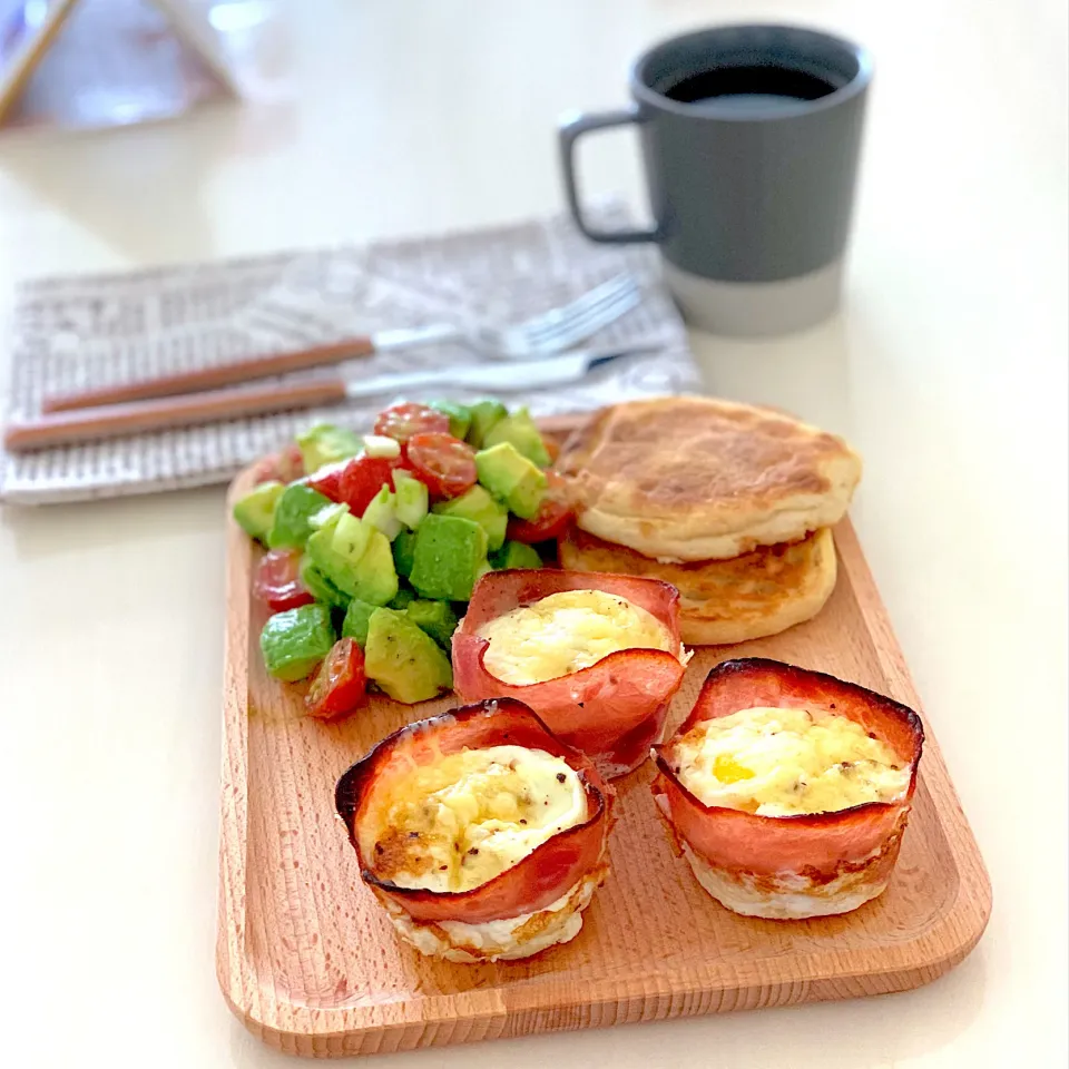 English muffins with baked egg, ham and cheese, avocado salad|Mona Zhangさん