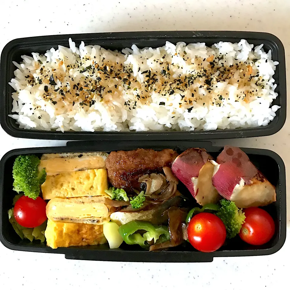 本日のダンナ様お弁当〜💕照り焼きハンバーグ、鯖照り焼き、舞茸ピーマン、玉子焼き、焼き芋のお弁当～😊|てるみさん