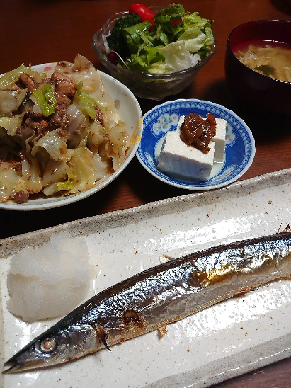 Snapdishの料理写真:さんま
キャベツいわし缶和え
冷奴梅かつお
サラダ|ぱやさん