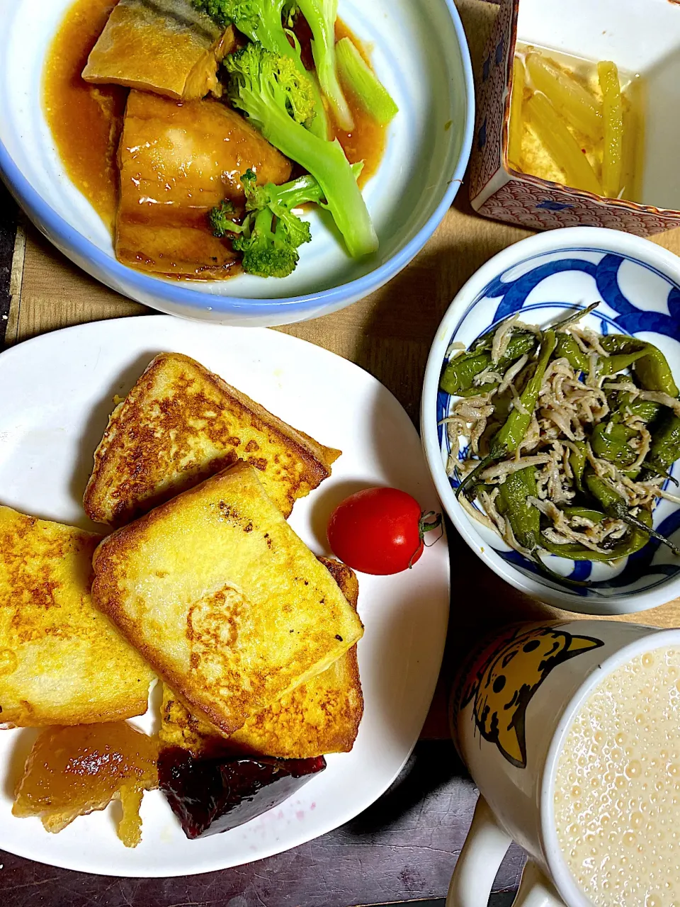 今日の朝ごはん。フレンチトーストに和のおかず。|くのっちさん