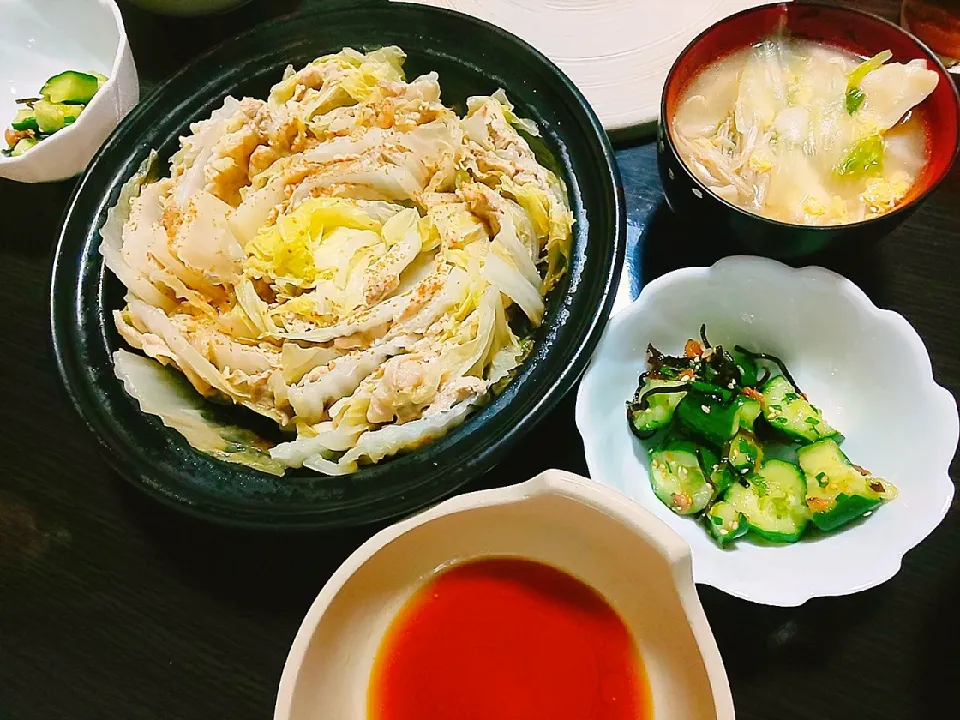 Snapdishの料理写真:白菜のミルフィーユ鍋、餃子スープ、塩昆布きゅうり梅じそ味|サトリさん