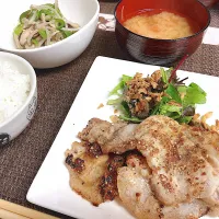 Snapdishの料理写真:豚肉の胡麻焼き＆ピーマンと椎茸の梅味噌ダレ和え＆トマトとネギの味噌汁|kanaさん