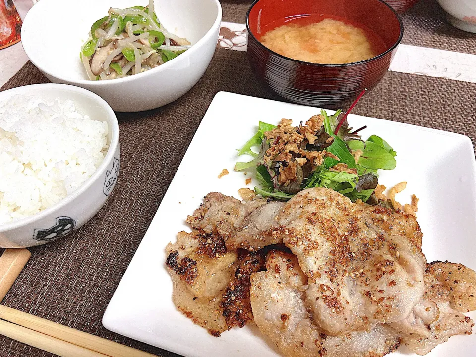 豚肉の胡麻焼き＆ピーマンと椎茸の梅味噌ダレ和え＆トマトとネギの味噌汁|kanaさん