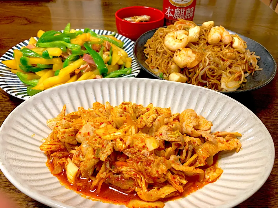 豚キムチ、海鮮焼きそば、じゃがいもとピーマンとベーコンのオイスターソース炒め、秋刀魚の甘露煮|なちゃむさん