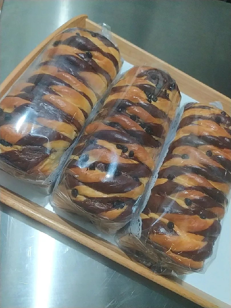 Snapdishの料理写真:swirl Chocolate loaf with choco chip|Simon Chrisandyさん