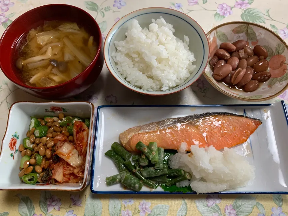 Snapdishの料理写真:朝ごはん、塩鮭、おくらキムチ納豆、金時豆|Isimura Hidekiさん