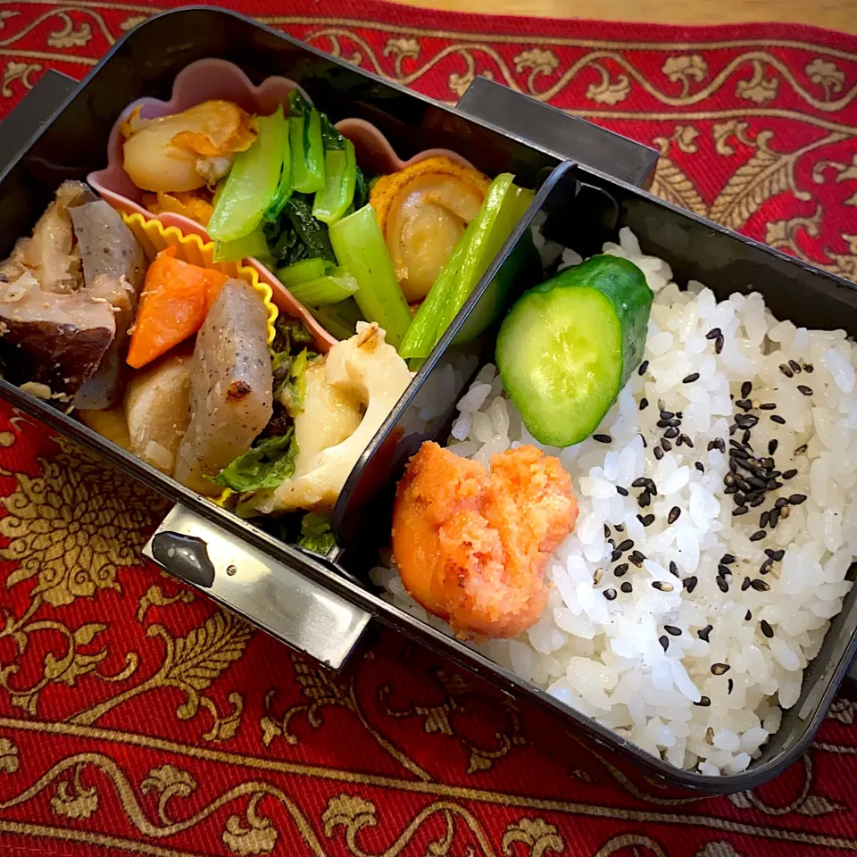 ベビー帆立と小松菜のバター醤油焼きと、筑前煮と、レタスと竹輪の味噌胡麻和えと、たらこご飯弁当|もえさん