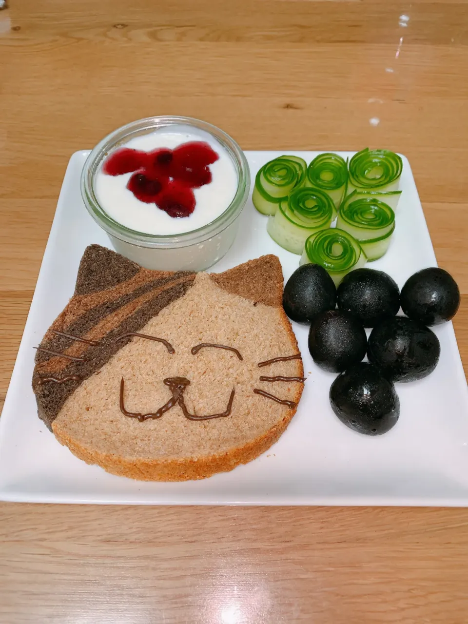 Snapdishの料理写真:ねこパンとぶどう？^ ^|ヤマネコさん