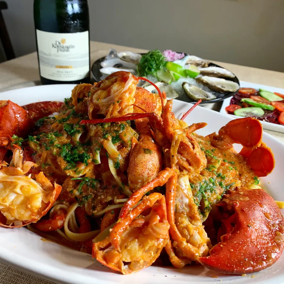 Snapdishの料理写真:Lobster Fettuccine with Creamy Tomato Sauce (丸ごとロブスターのフェットチーネ、クリーミートマトソース)|Masa, The Cooking Husbandさん