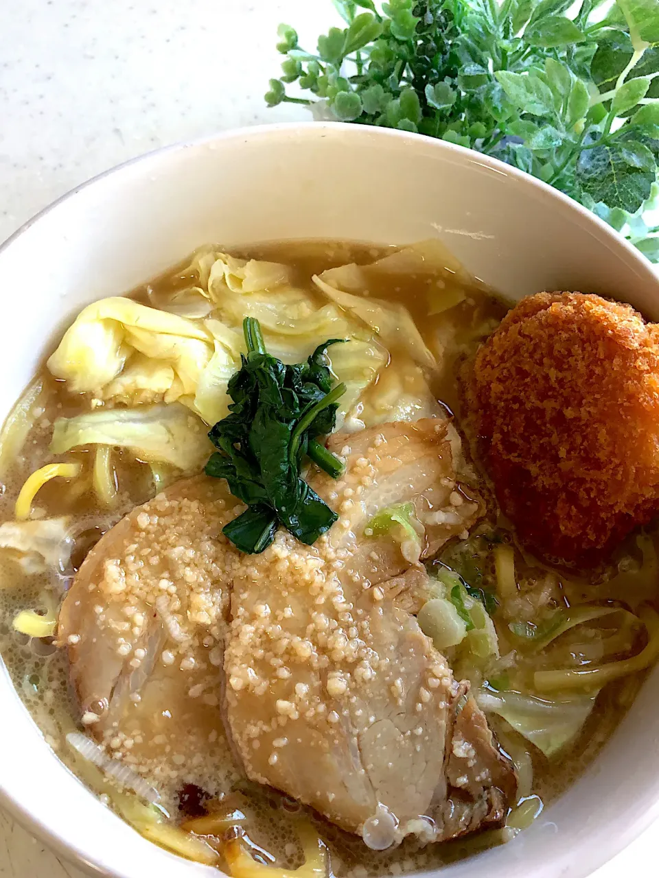 豚骨醤油ラーメンインコロッケ🍜|みゆきさん