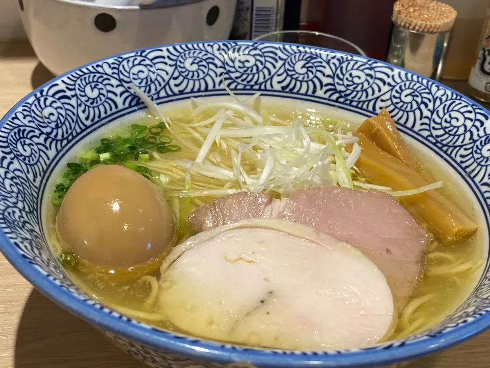 Snapdishの料理写真:東京都葛飾区東新小岩麺屋一燈　香味塩中華そば塩半熟卵入り|タカちゃんさん