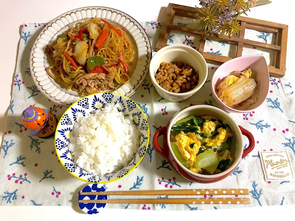 Snapdishの料理写真:バター醤油焼きそば、青梗菜と卵のオイスター炒め、白菜と油揚げの煮浸し、納豆|syamさん