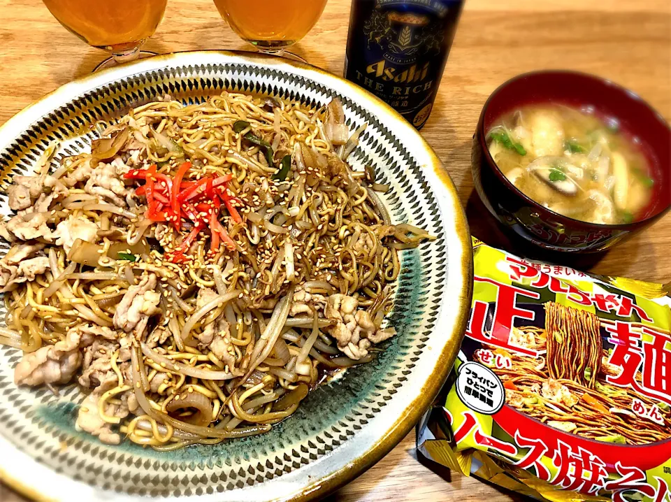 Snapdishの料理写真:マルちゃん正麺の焼きそばで家飲み|じゅんさんさん