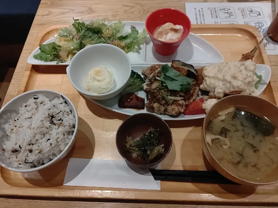 アジフライタルタルソース付き豚の唐揚げきのこ肉味噌がけ定食|rieuさん