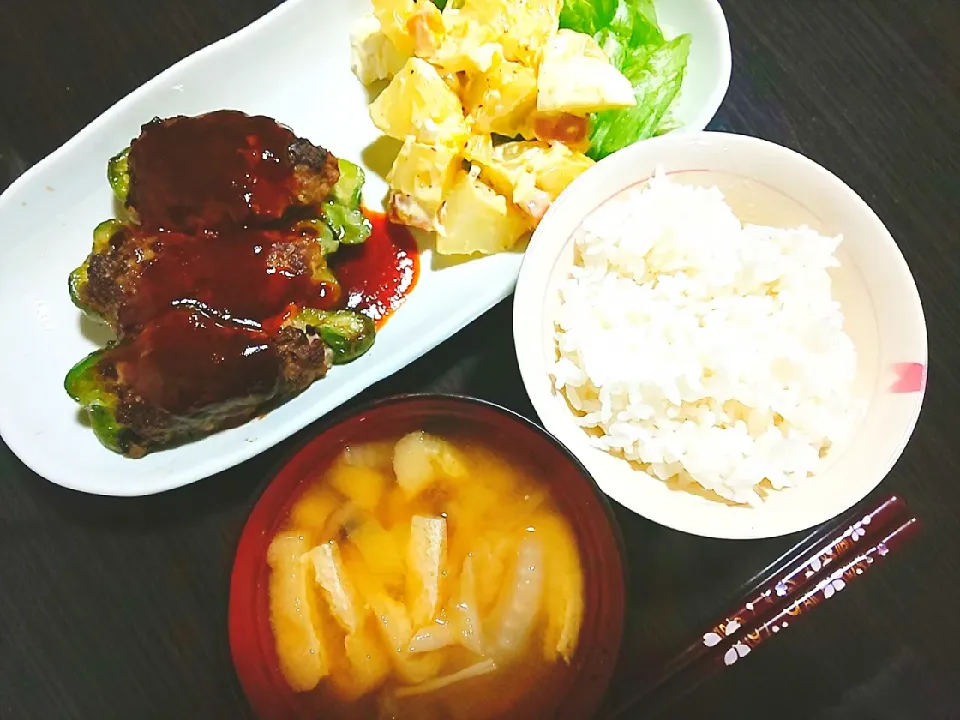 ごはん、白菜と油揚げの味噌汁、ピーマンの肉詰め、ごろごろポテトサラダ|サトリさん