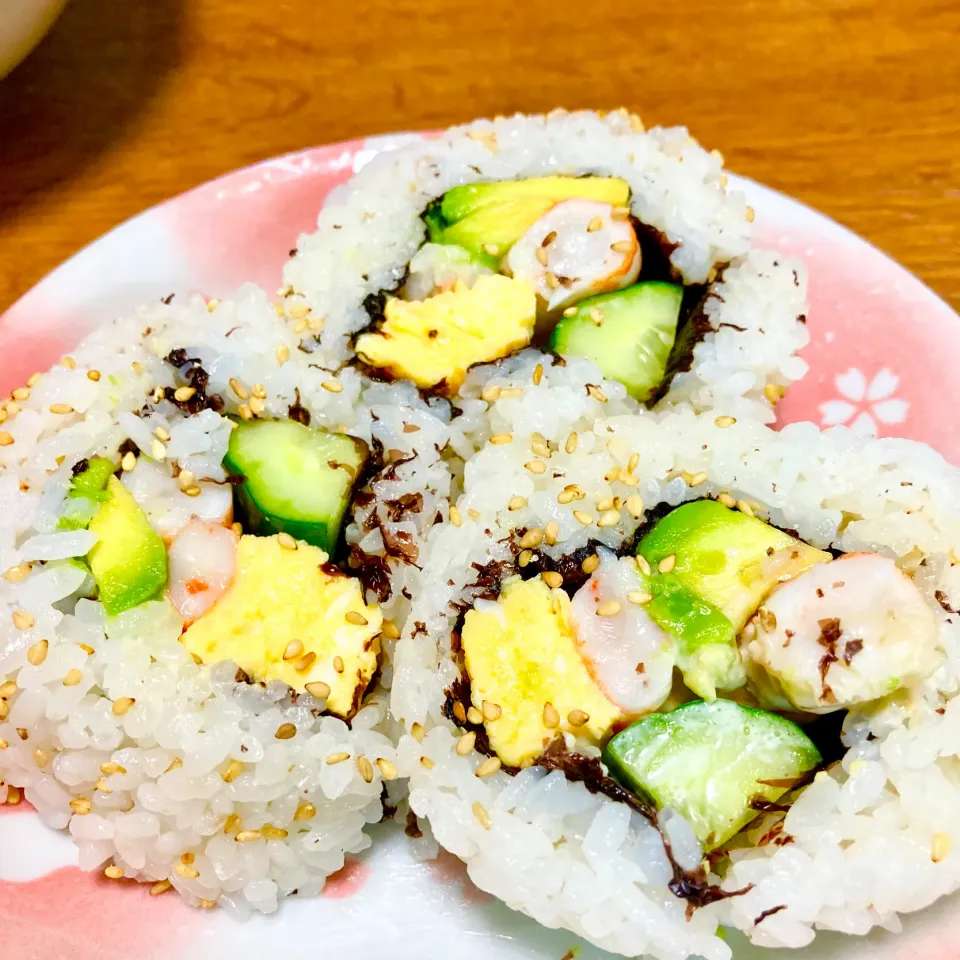 カリフォルニアロール🥑🦐海老、アボカド、玉子焼き、胡瓜でリベンジ✨|まいりさん