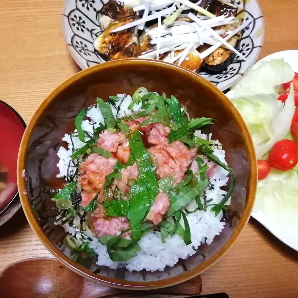 Snapdishの料理写真:マグロ丼定食|いちみさん