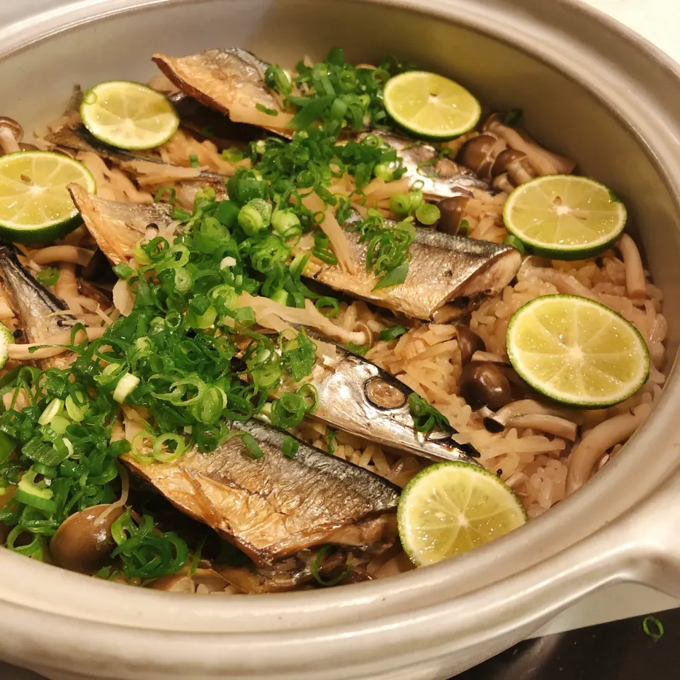 Snapdishの料理写真:土鍋de秋刀魚ときのこ🍄炊き込みご飯|みかんさん