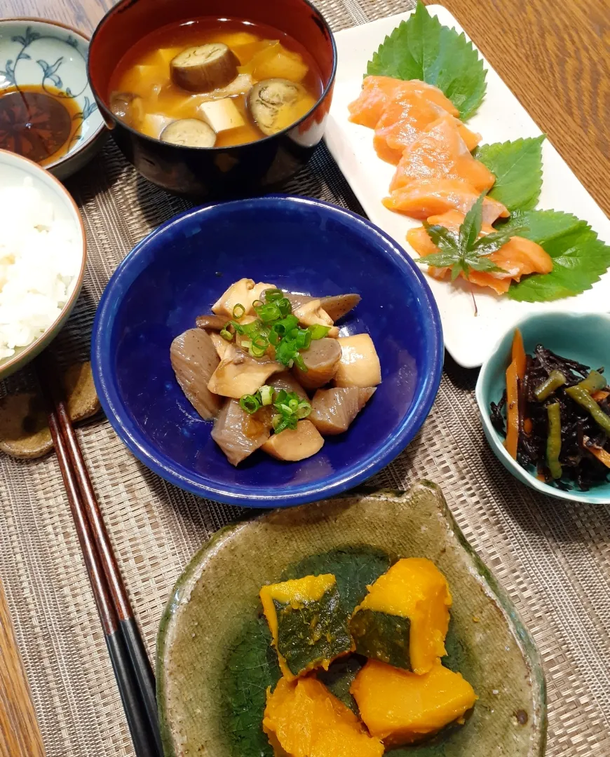 和食の晩ごはん🍁
友人が丹精込めて作った新米と共に|fumfumさん